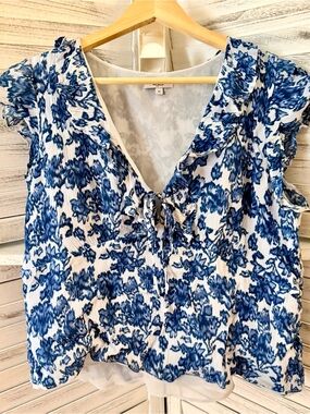 Rails Carmine Blouse  Blue Chambray Floral Ruffle V Neck Pleated Top Sz Medium